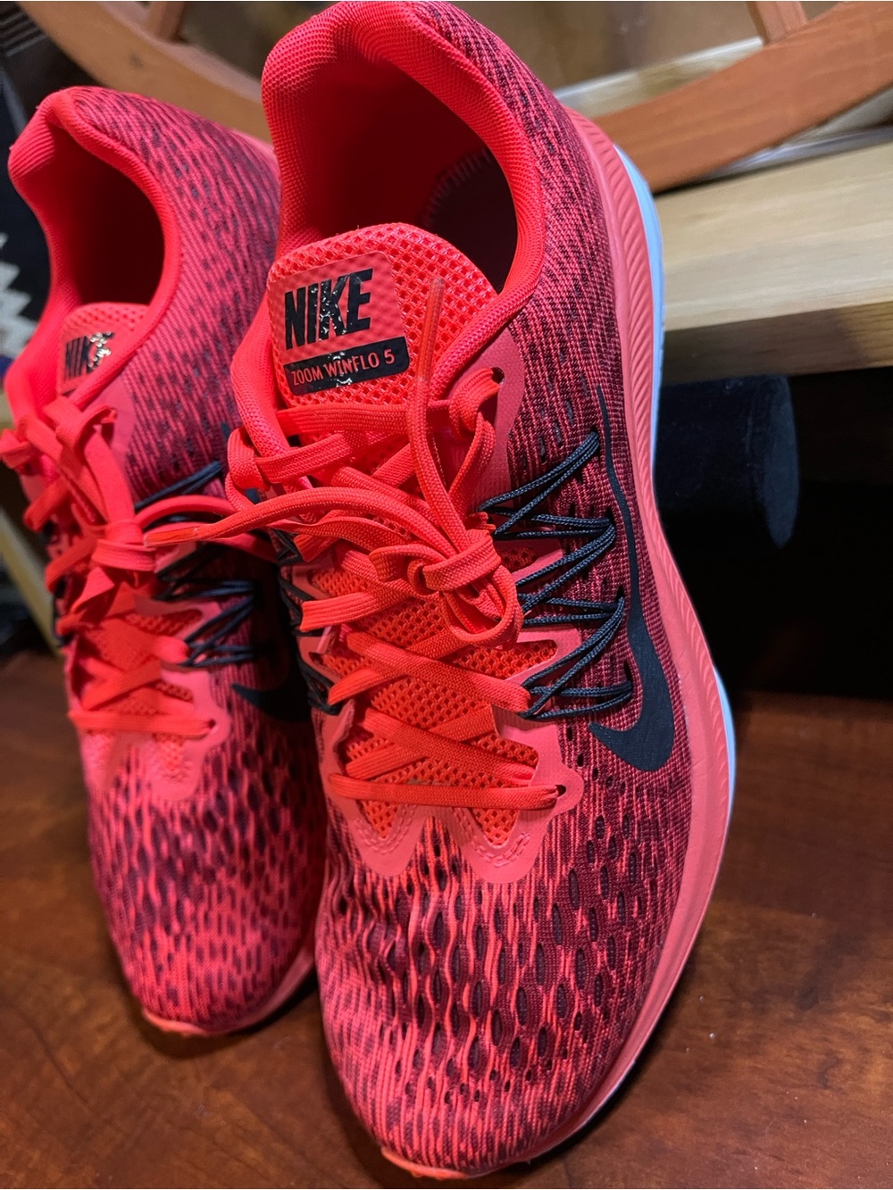 Men’s Sz 9 Nike Air Zoom Winflo 5 in Bright Red Crimson / Gym Red Mesh Upper